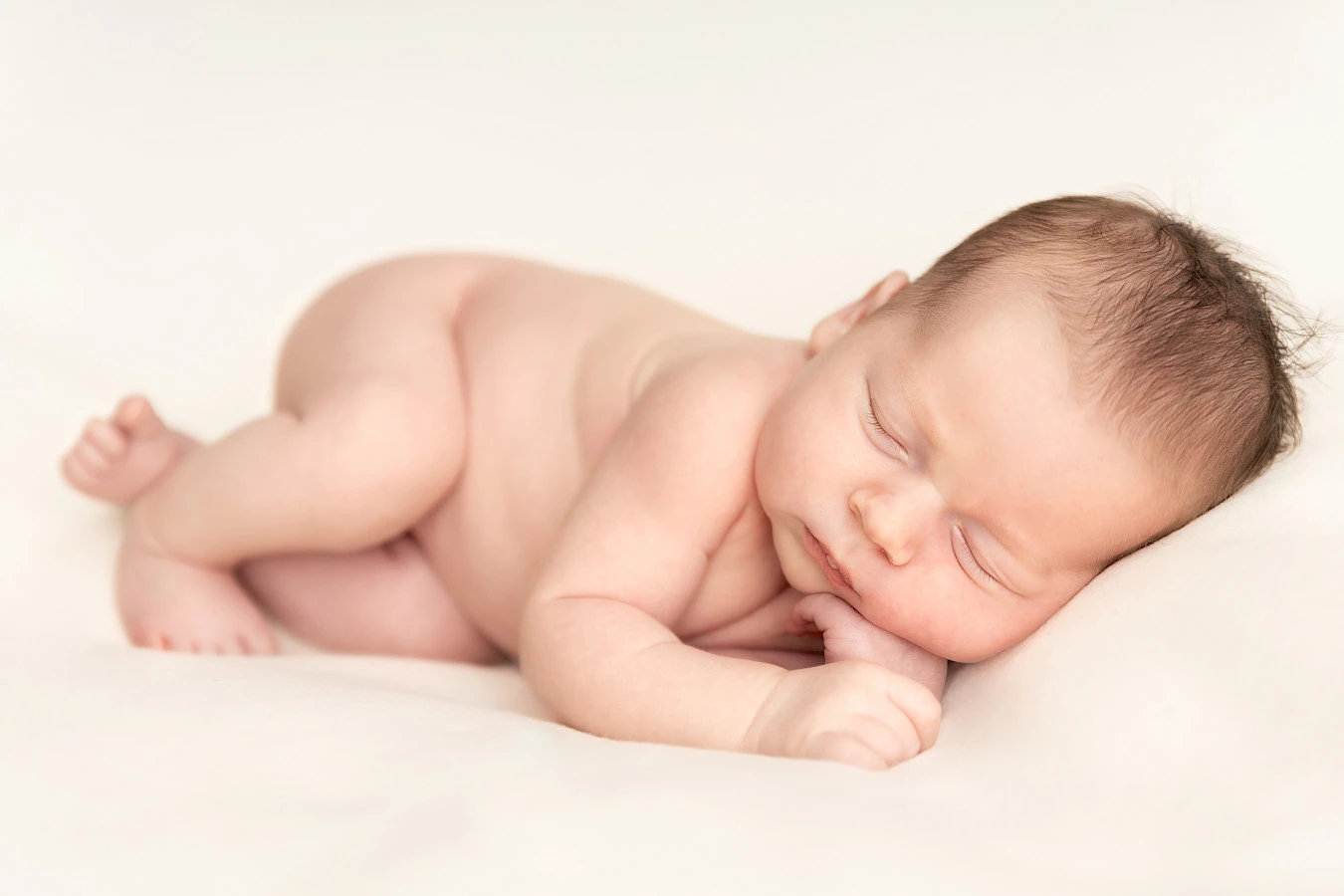 novorodenecké fotenie Bratislava – bábätko v jemnej prirodzenej póze