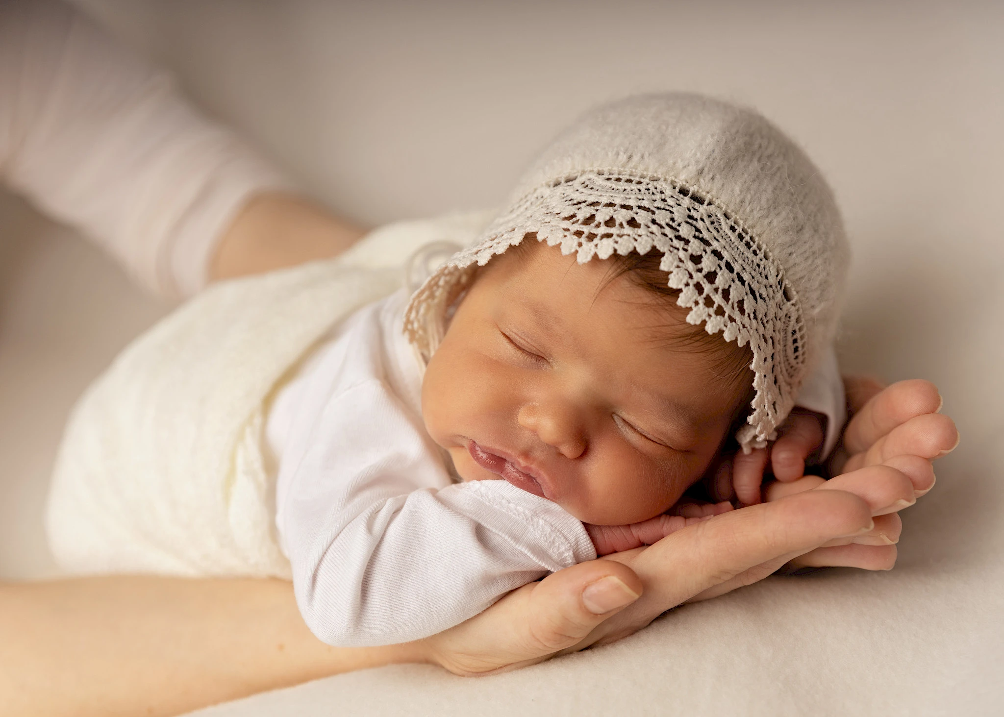 fotenie novorodencov Bratislava – bábätko uložené na mäkkej podložke