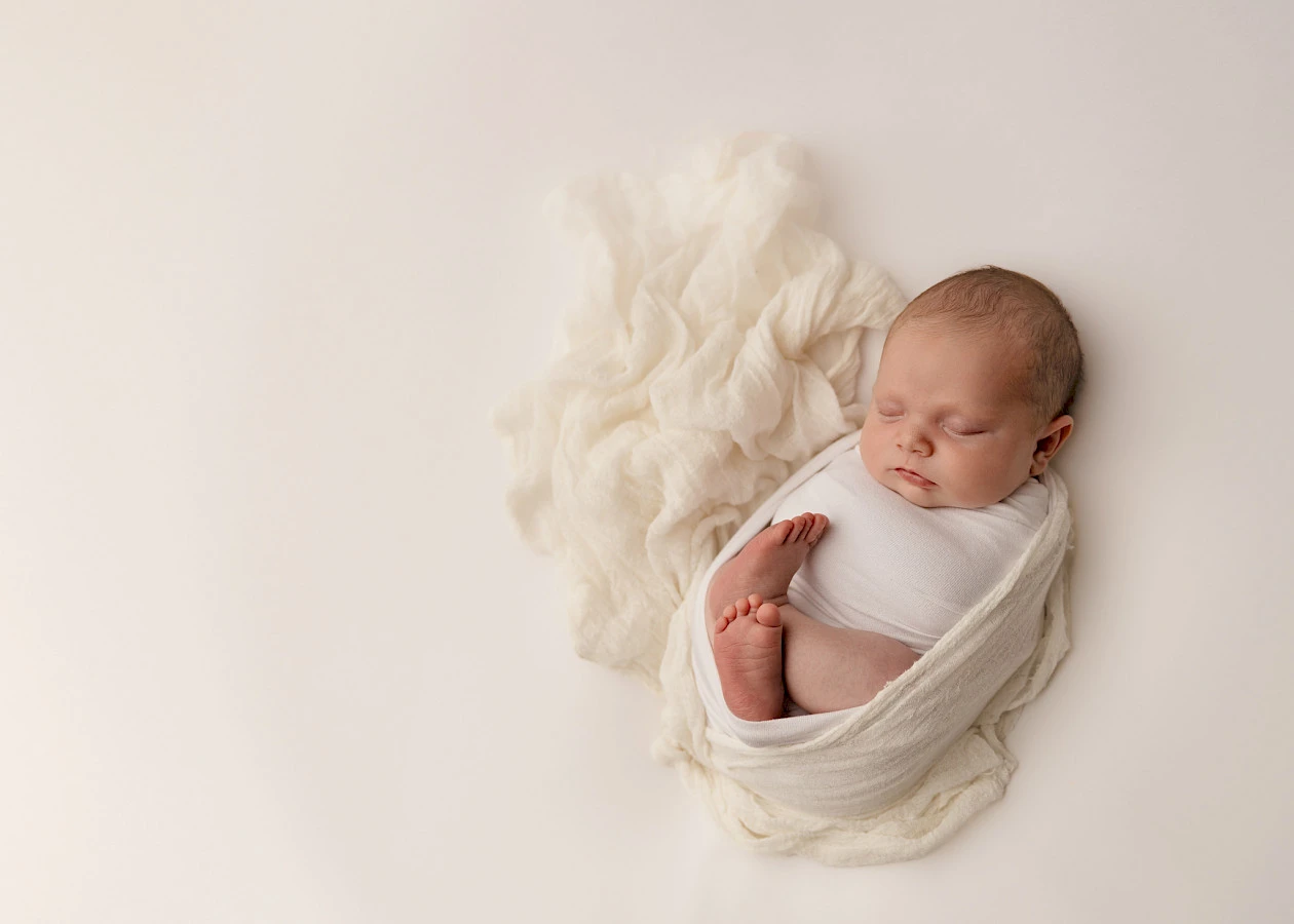 novorodenecké fotenie v ateliéri Ivanka pri Dunaji – bábätko na svetlom pozadí