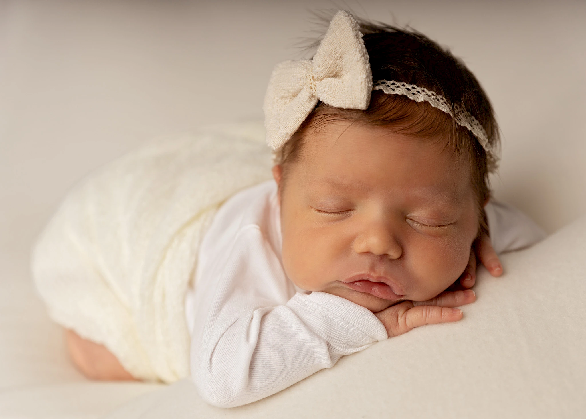 profesionálne novorodenecké fotenie Bratislava – spiace bábätko v prirodzenej póze