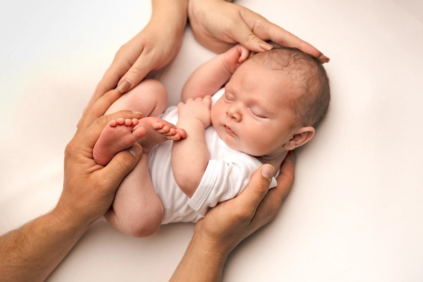 novorodenecké fotenie Bratislava – prirodzená fotografia novorodenca