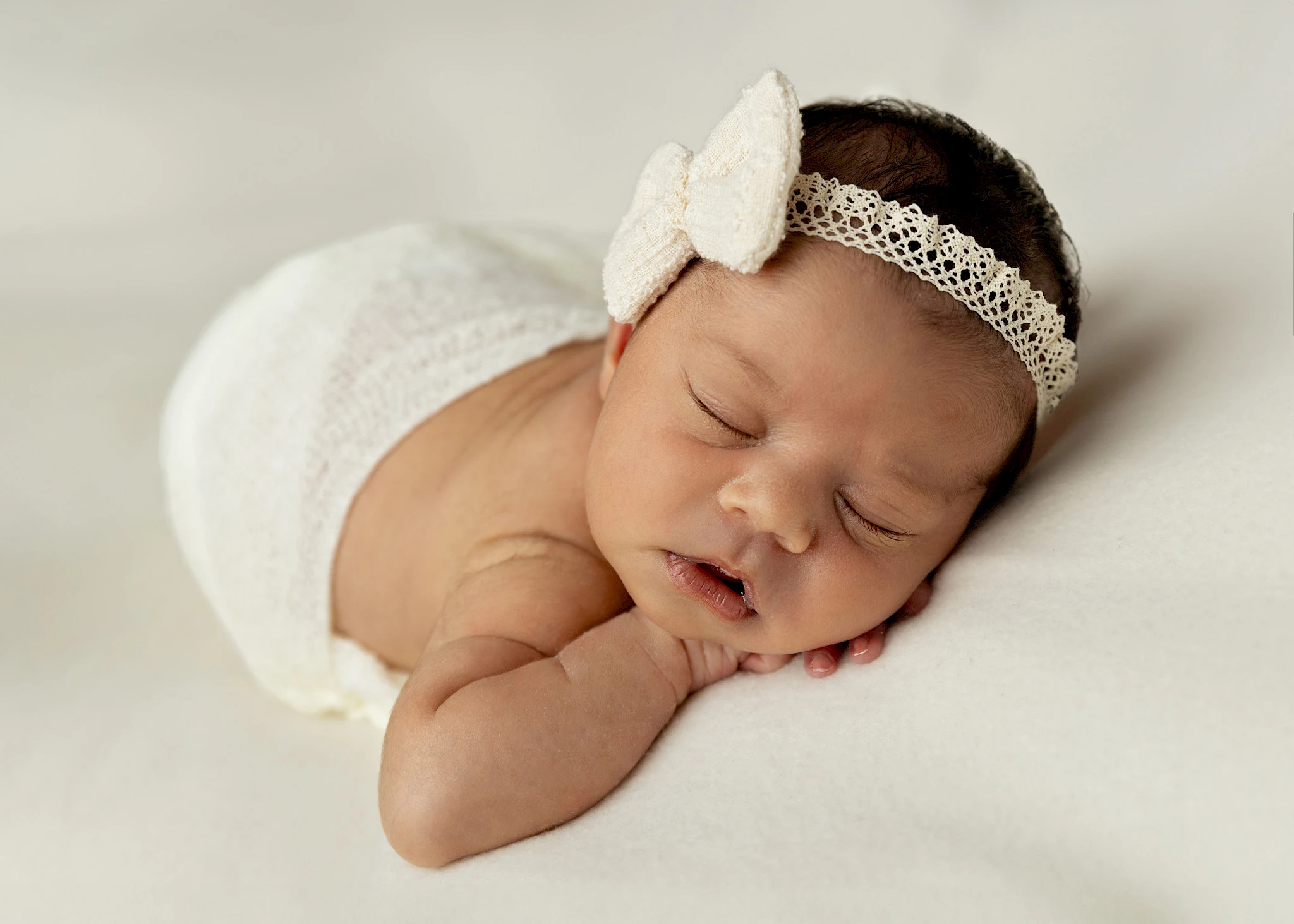novorodenecké fotenie – pokojná atmosféra pri fotení novorodenca v ateliéri