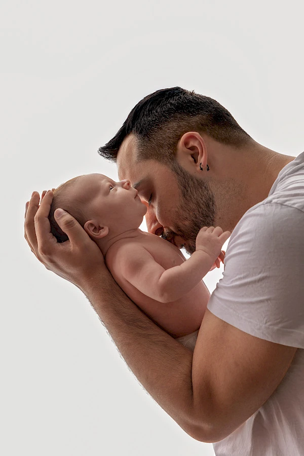 fotenie novorodencov Bratislava – otec drží svoje novorodené bábätko