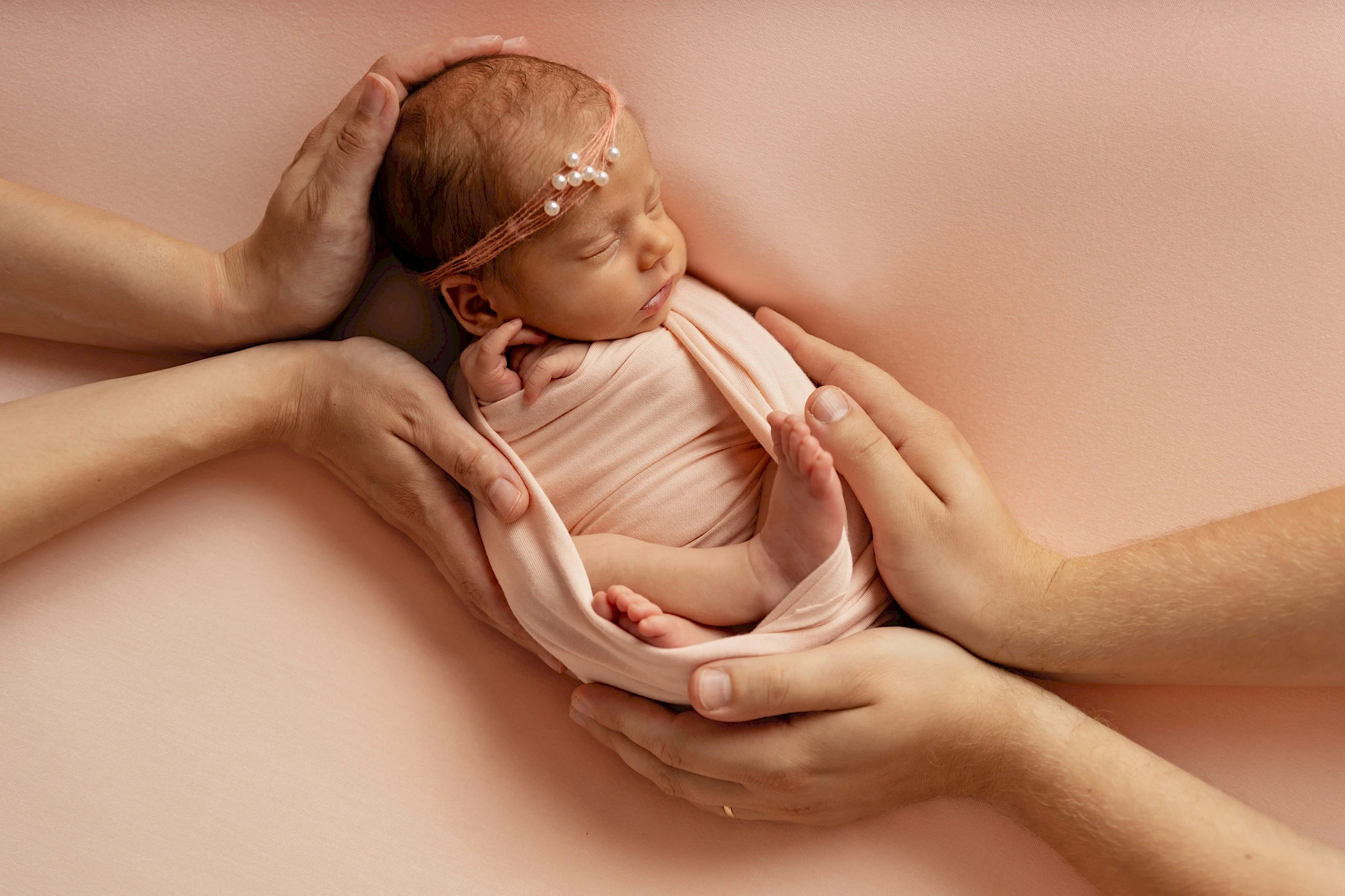 fotenie bábätiek Bratislava – novorodenec zabalený v látke v ateliéri