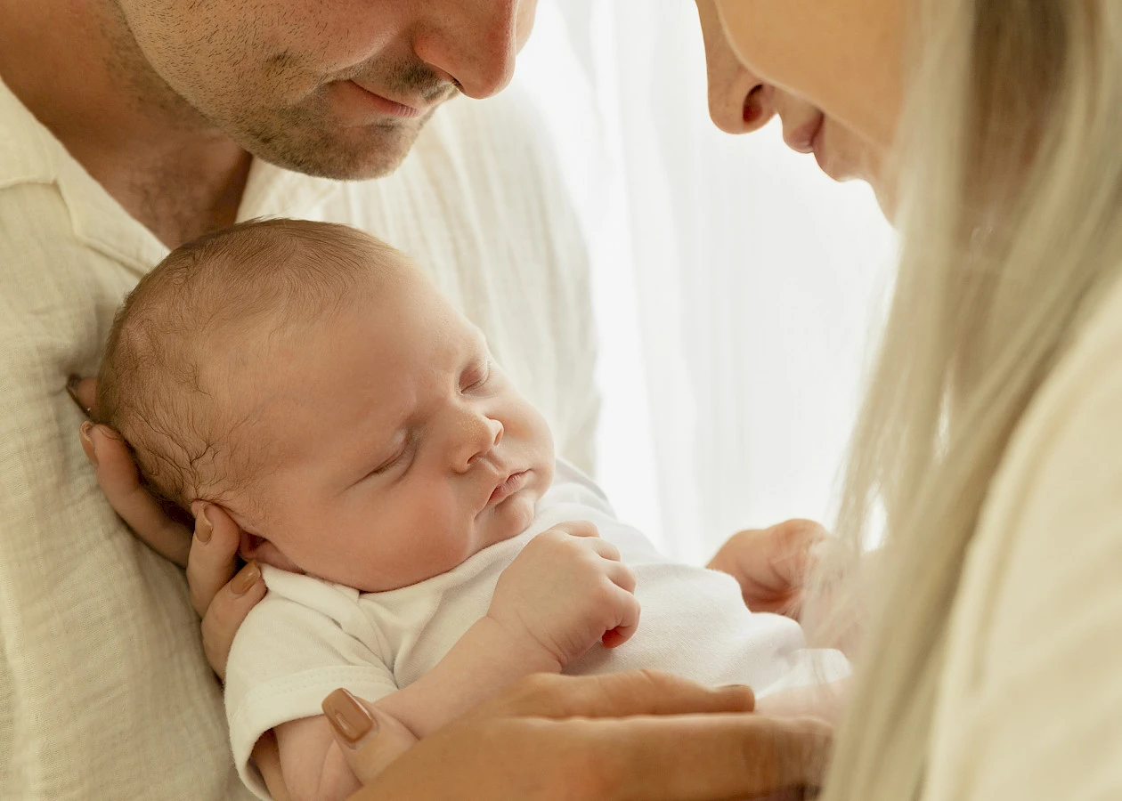 fotenie novorodencov Bratislava – rodičia s bábätkom v jemnom svetle