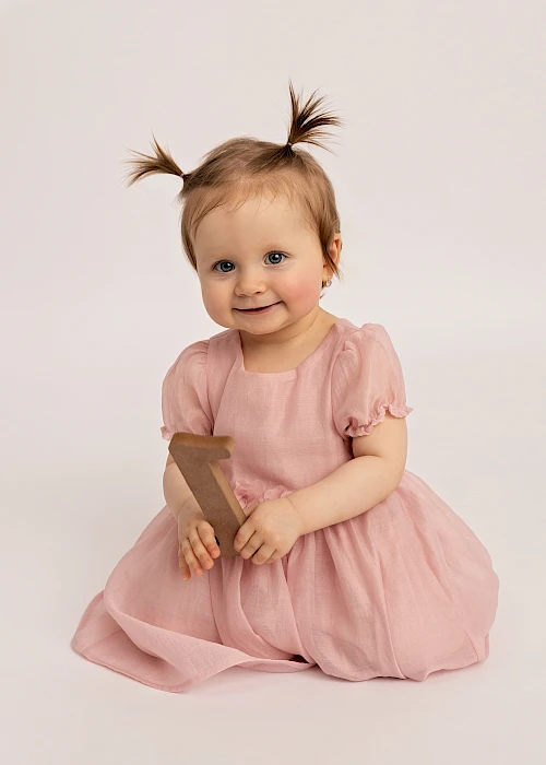 Fotenie detí Bratislava - narodeninová fotka malého dievčatka