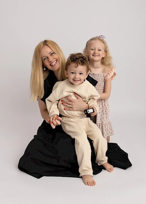 Rodinné fotenie Bratislava - mamička s dvomi deťmi