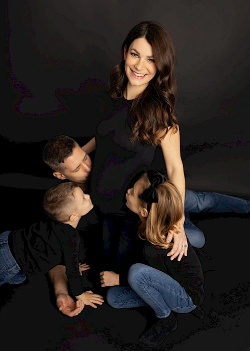 Rodinne fotenie Bratislava - tehotná mamička s celou rodinou