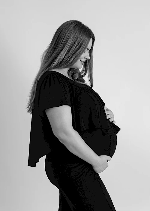 Tehotenské fotenie Bratislava - budúca mamička v čiernych šatách
