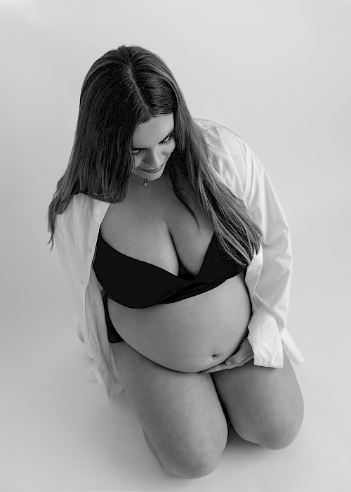 tehotenské fotenie Bratislava – čiernobiely portrét tehotnej ženy