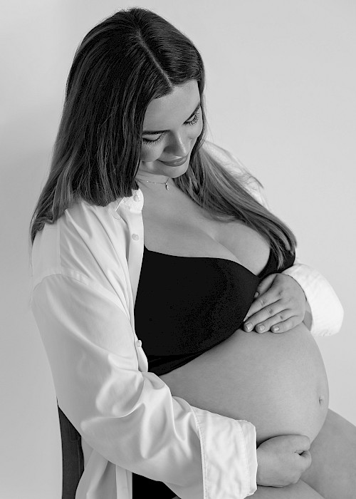 portrét budúcej mamičky v ateliéri – tehotenské fotenie Bratislava