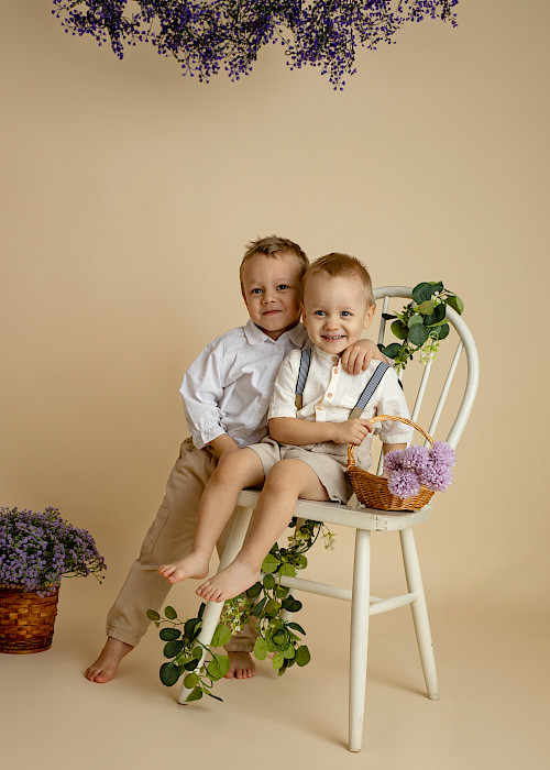 Jarné mini fotenie mama a dieťa – dvaja bratia