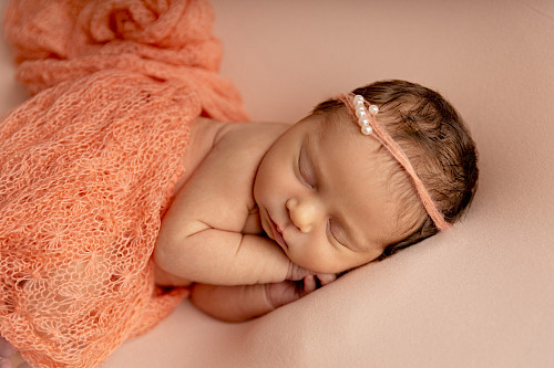novorodenecké fotenie Bratislava – bábätko v ružovej zavinovačke
