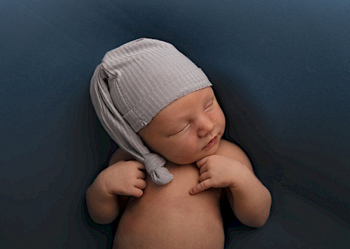 novorodenecké fotenie Bratislava – bábätko s čapičkou
