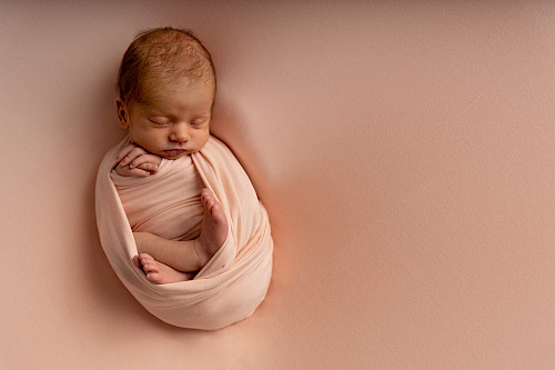 newborn fotenie Bratislava - zavinuté v ružovej