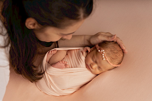 profesionálne fotenie novorodencov Bratislava - s mamou