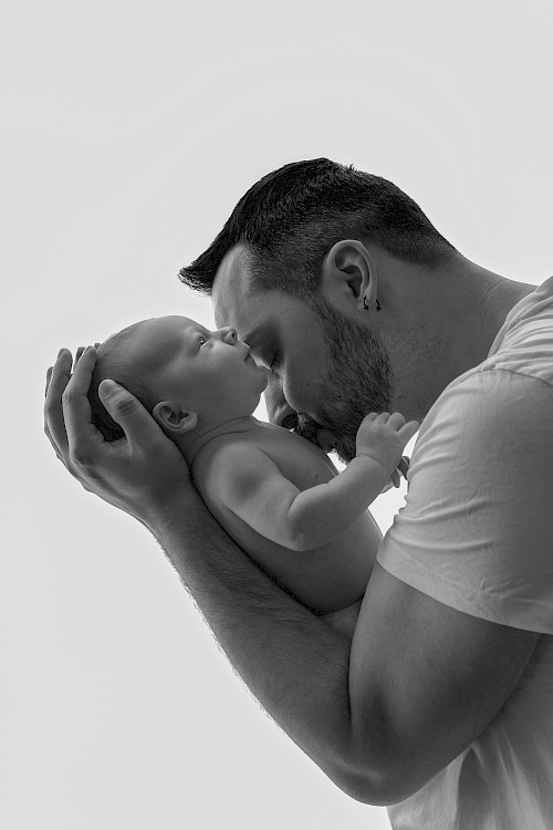 fotenie novorodencov Bratislava - čiernobiela fotka bábätka s otcom