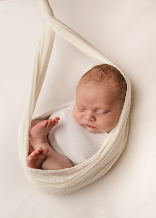 novorodenecké fotenie Bratislava – bábätko v hojdačke