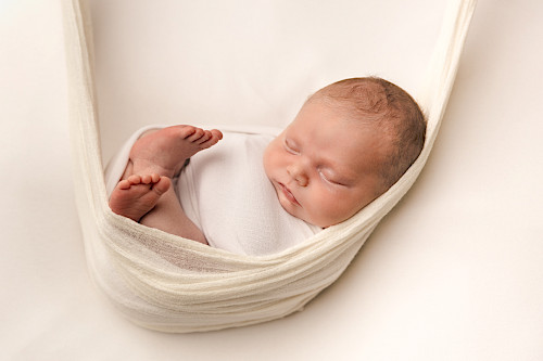 novorodenec fotenie ateliér – prirodzený štýl