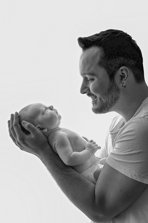 profesionálne fotenie novorodencov Bratislava - čiernobiela fotka bábätka s otcom