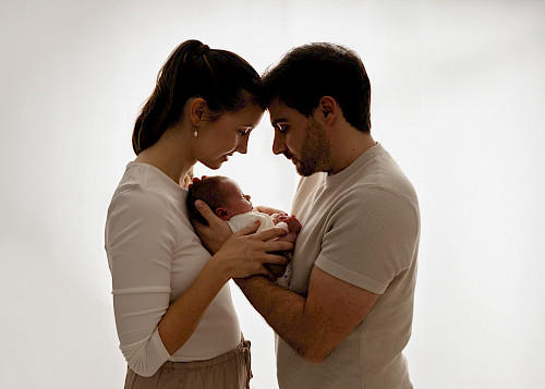 fotografka novorodencov Bratislava – bábätko s rodičmi