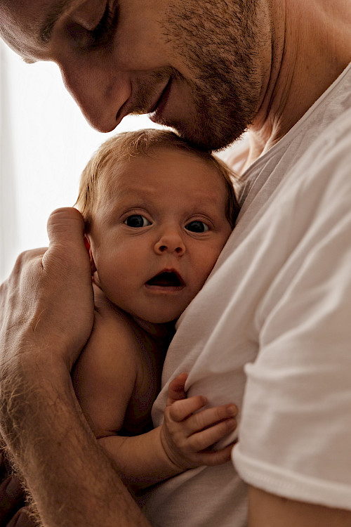 newborn fotenie Ivanka pri Dunaji – detail bábätka s otcom