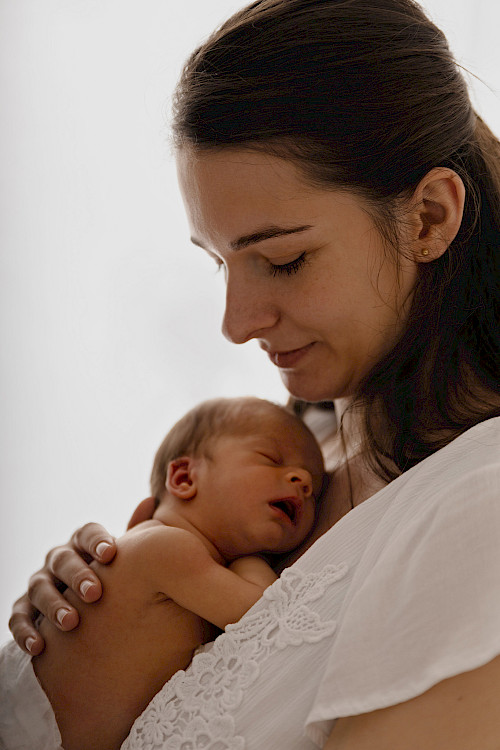 novorodenecké fotenie Bratislava – bábätko s maminou