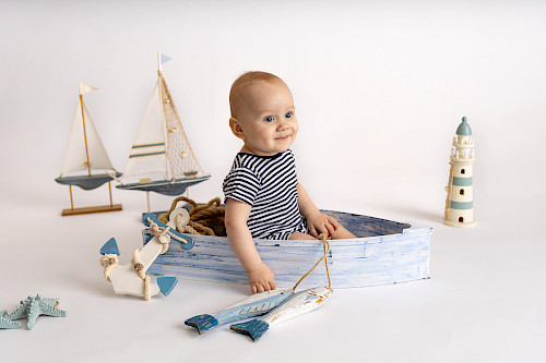 Fotenie detí v ateliéri – usmiate dieťa pri fotení