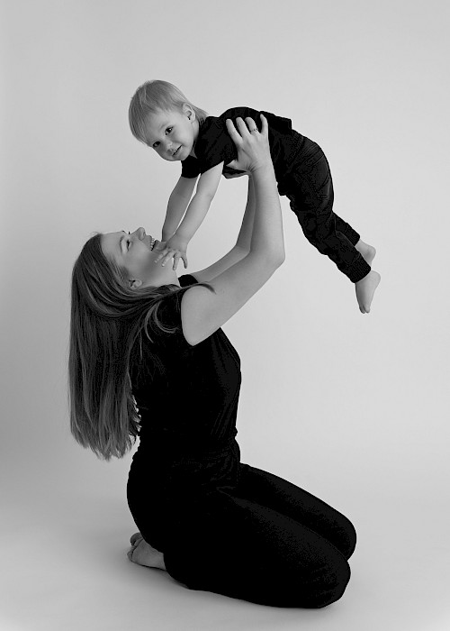 Rodinné fotenie – prirodzená fotografia rodičov s dieťaťom