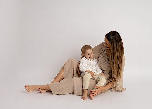 Rodinný portrét v ateliéri – mama a deti pri spoločnom fotení