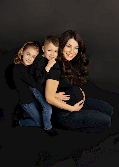 Rodinné fotenie Bratislava – rodičia s deťmi v ateliéri