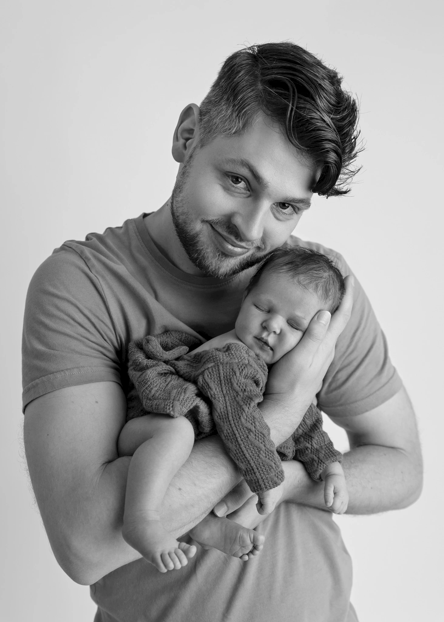 Novorodenecké fotenie Bratislava - spiace bábätko s otcom