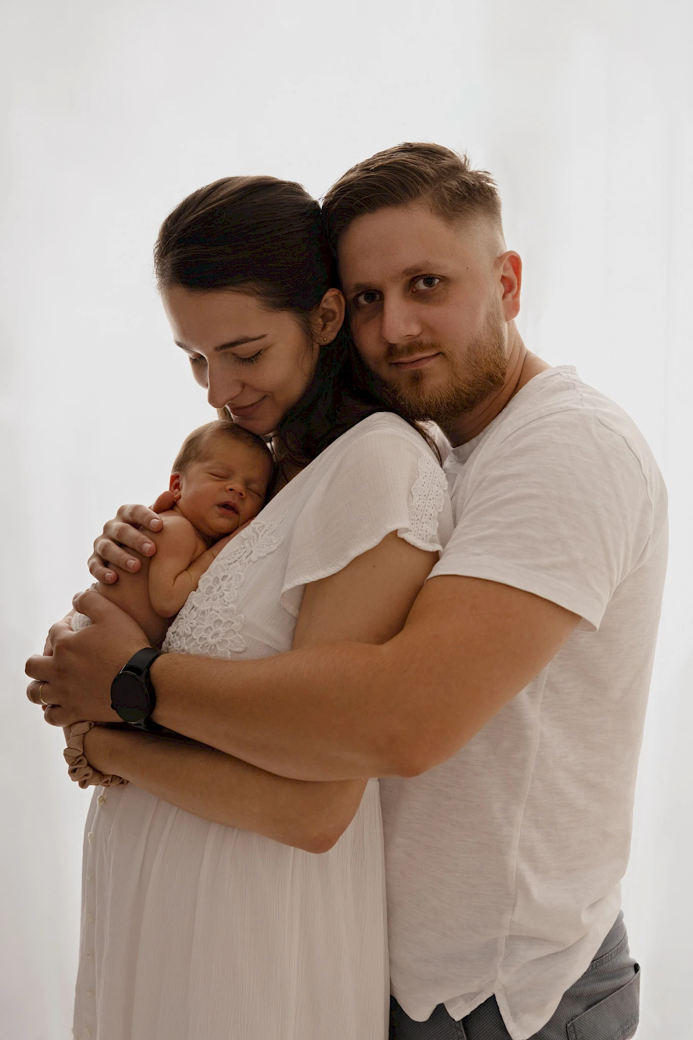 Novorodenecké fotenie Bratislava - šťastná rodina s bábätkom