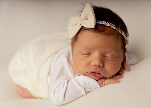Novorodenecké fotenie bratislava - spiace dievčatko
